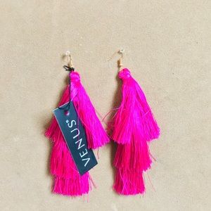 Feel fearless in these beautiful vibrant earrings!